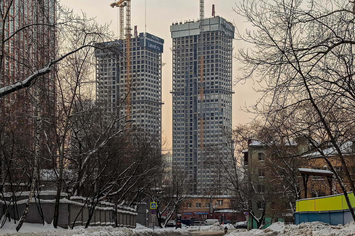 Стационарные бетононасосы и распред стрелы на строительстве ЖК Level