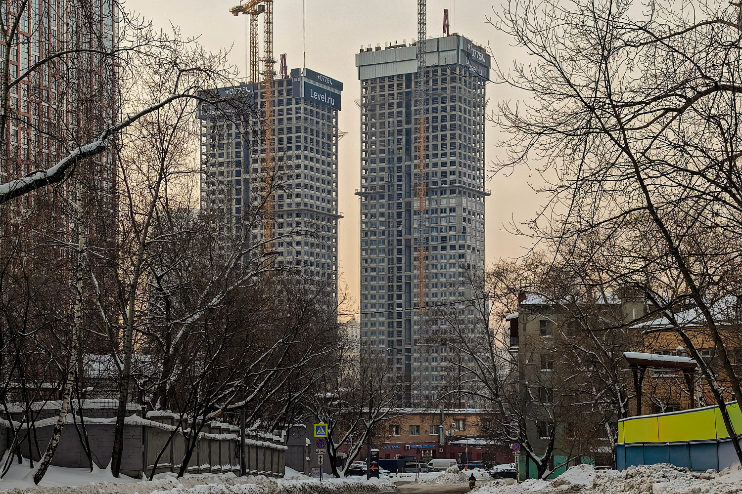 Стационарные бетононасосы и распред стрелы на строительстве ЖК Level